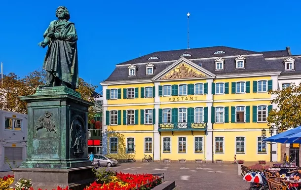 Bonn - alte Post mit Beethovendenkmal