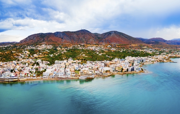 Hersonissos Stadt Panoramablick aus der Luft. Hersonissos oder Chersonissos ist eine Stadt im Norden der Insel Kreta in Griechenland.