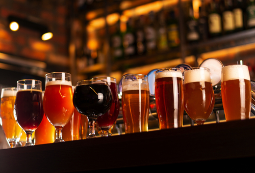 unterschiedliche Biere in einer Bar