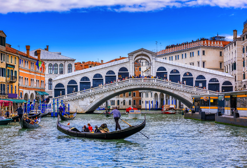 Rialtobrücke und Canal Grande in Venedig