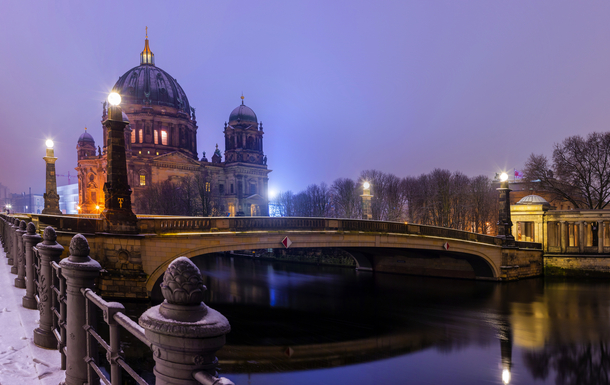 Berliner Dom und Friedrichsbrücke im Winter, Deutschland