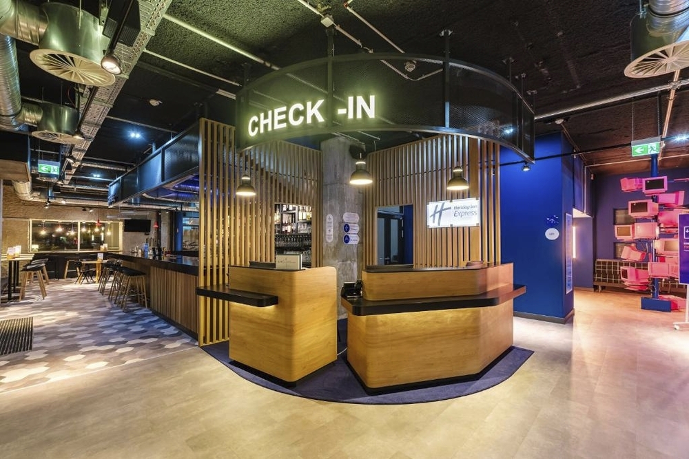 Lobby und Rezeption im Holiday Inn Express Dresden Zentrum 