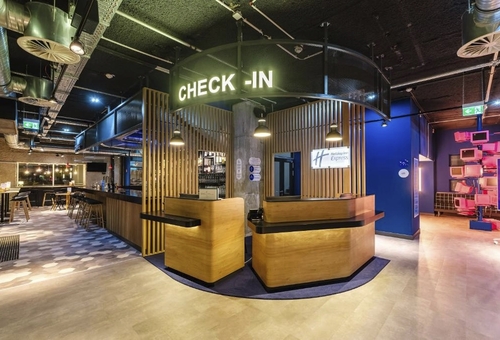 Lobby und Rezeption im Holiday Inn Express Dresden Zentrum 