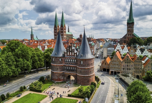 Luftbild des Holsten-Tors in Lübeck