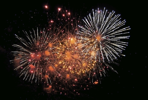 Feuerwerk am schwarze Himmel an Silvester