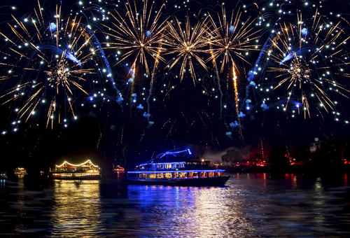 Feuerwerk über dem Rhein in Bonn
