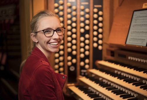 Bild der Organistin Anna Lapwood