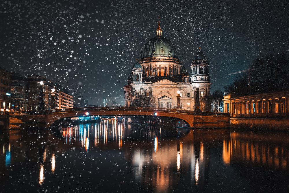 verschneiter Berliner Dom und Friedrichsbrücke im Winter, Deutschland