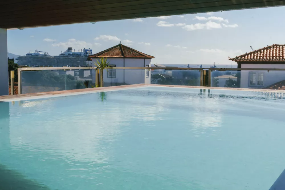 Pool auf der Terrasse des Hotel Talisman auf den Azoren