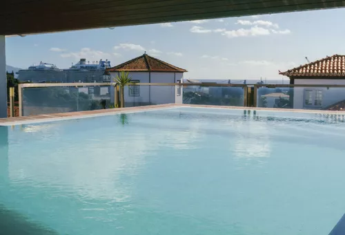 Pool auf der Terrasse des Hotel Talisman auf den Azoren