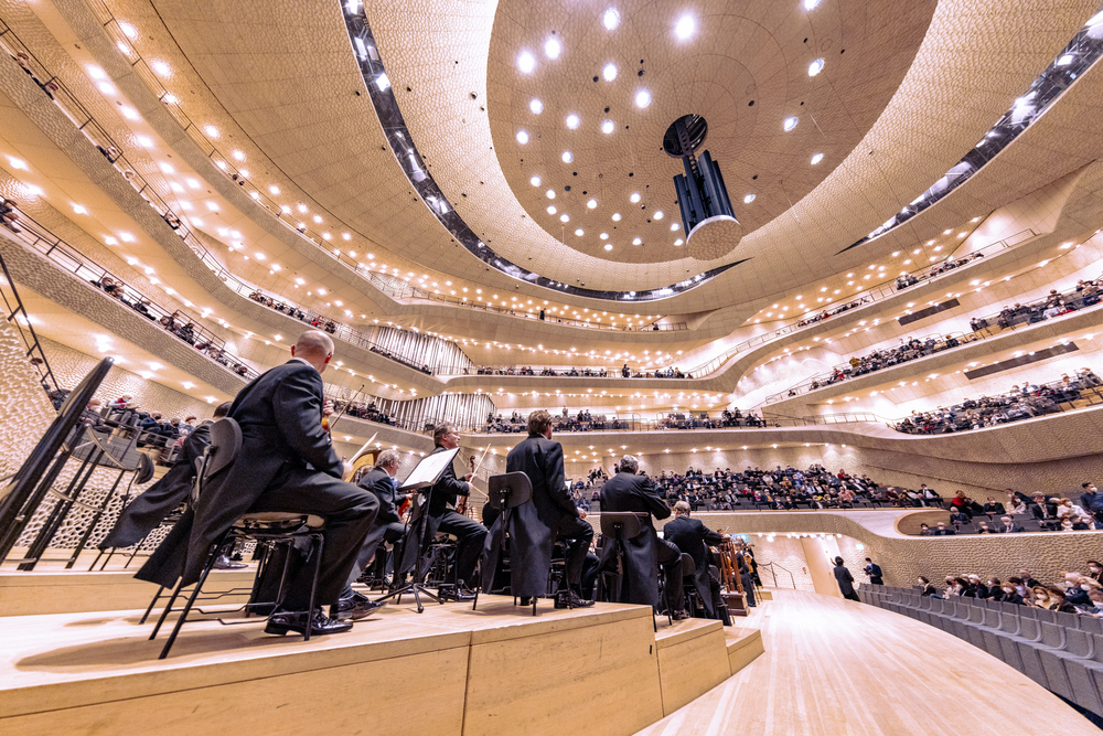 Innenaufnahme eines Orchesters im Großen Saal der Elbphilharmonie Hamburg