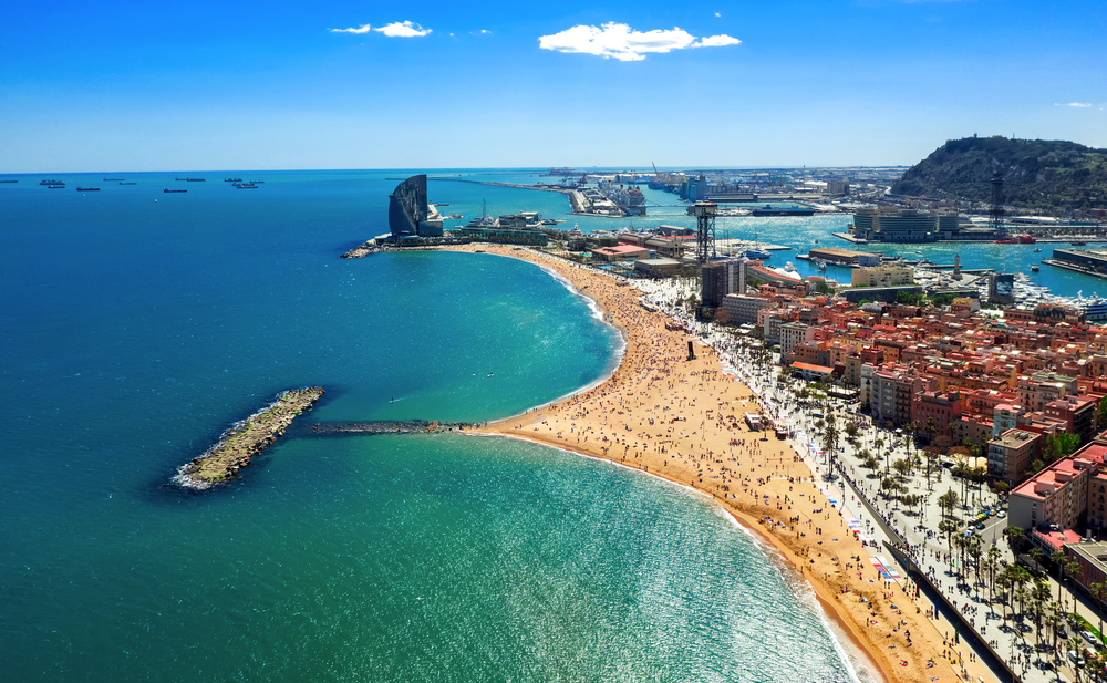Luftansicht von Strand und Hafen in Barcelona 