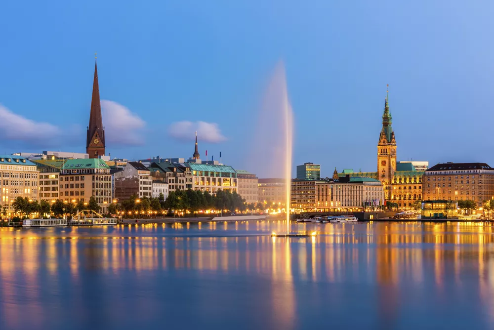 beleuchtete Binnenalster in Hamburg
