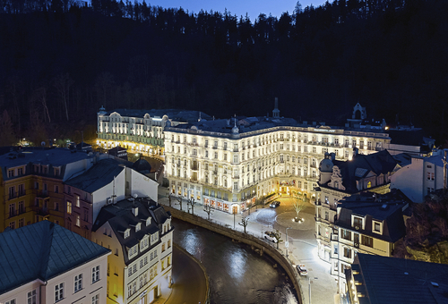 Außenansicht des Grandhotel Pupp bei Nacht