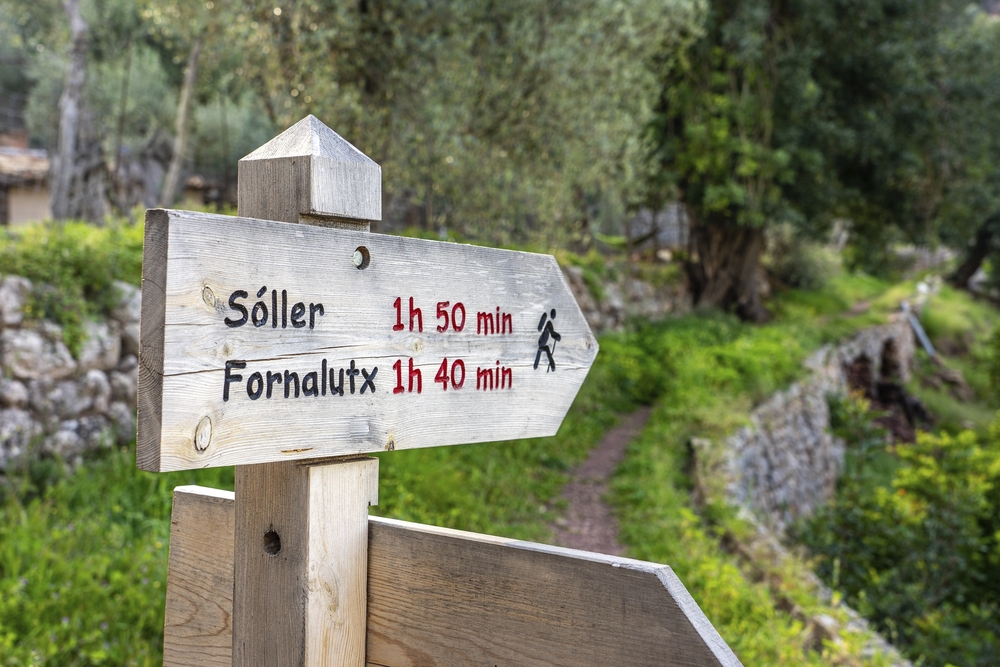 Wegweiser für einen Wanderweg auf Mallorca