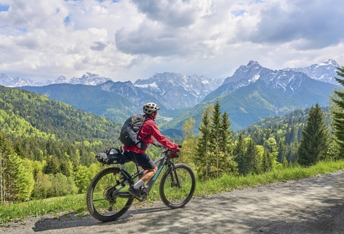 Radfahrerin Julischen Alpen