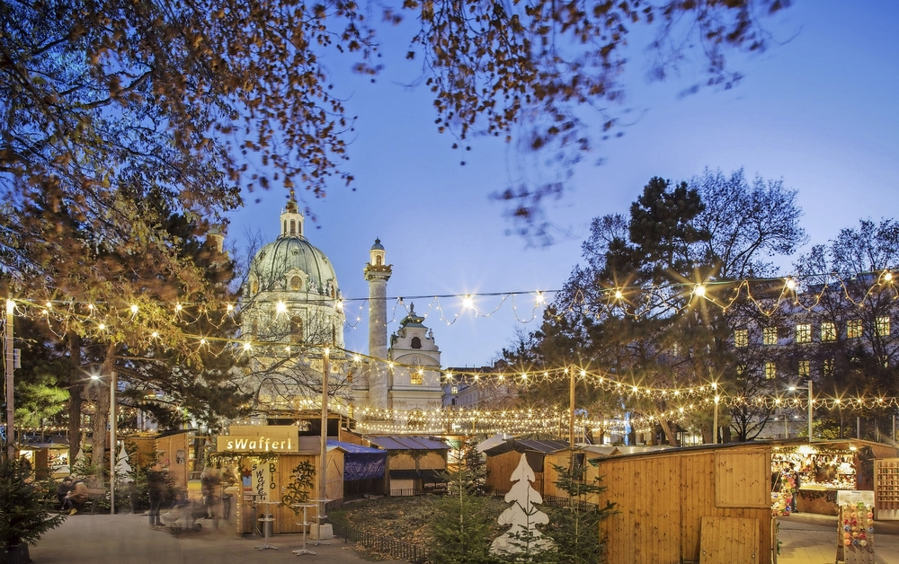 Adventsmarkt auf dem Karlsplatz in Wien