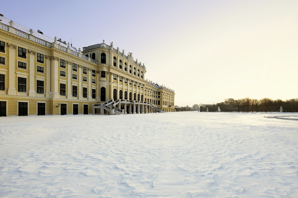 Außenansicht des Schloss Schönbrunn im Winter