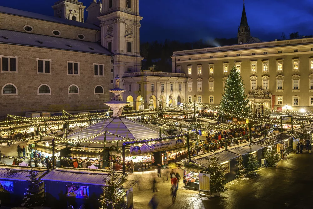 Salzburger Christkindlmarkt am Residenzplatz vor dem Dom zu Salzburg
