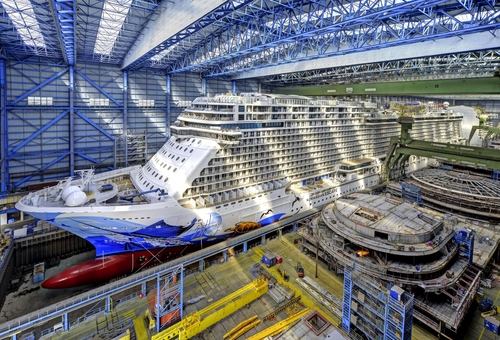 Kreuzfahrtschiff Norwegian Escape im Bau bei der Meyer Werft in Papenburg.
