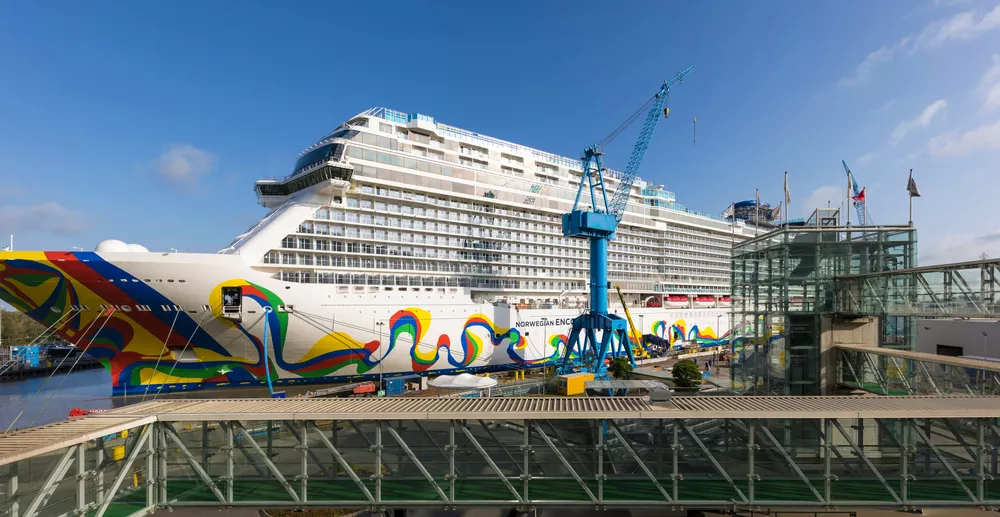 Kreuzfahrtschiff Norwegian Encore in der Meyer Werft in Papenburg