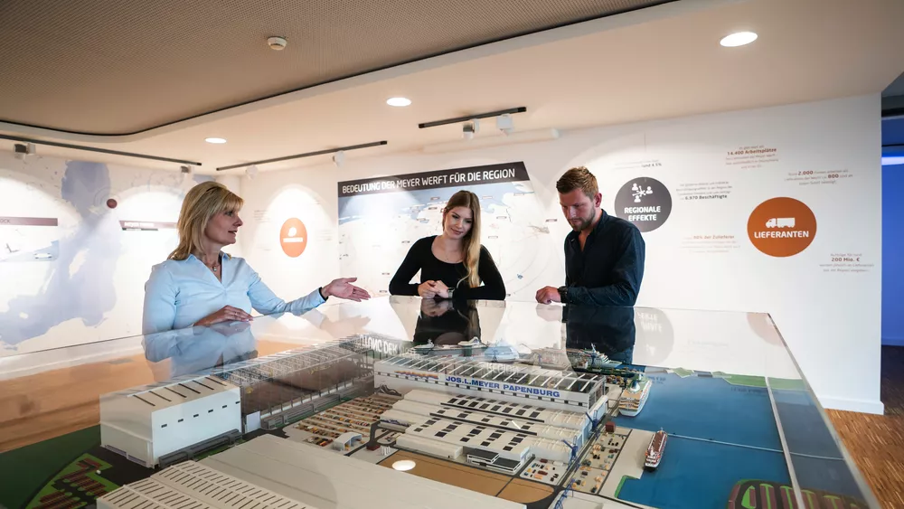 Modell in einem Ausstellungsraum der Meyer Werft in Papenburg