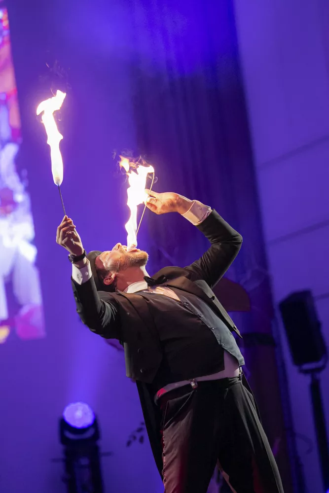 Feuerschlucker bei der Silvesterparty im Grand Elysee Hamburg
