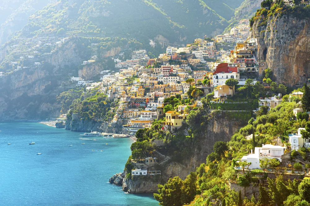 Morgenblick auf Positano cityscape an der Küste des Mittelmeers, Italien