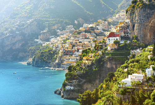 Morgenblick auf Positano cityscape an der Küste des Mittelmeers, Italien