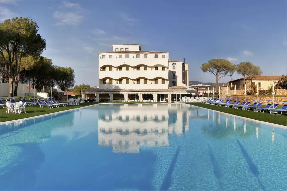 Poolansicht AHR Baja Hotel & Spa Cannigione