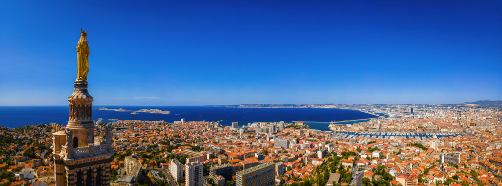Luftaufnahme der Basilika Notre-Dame-de-la-Garde in Marseille
