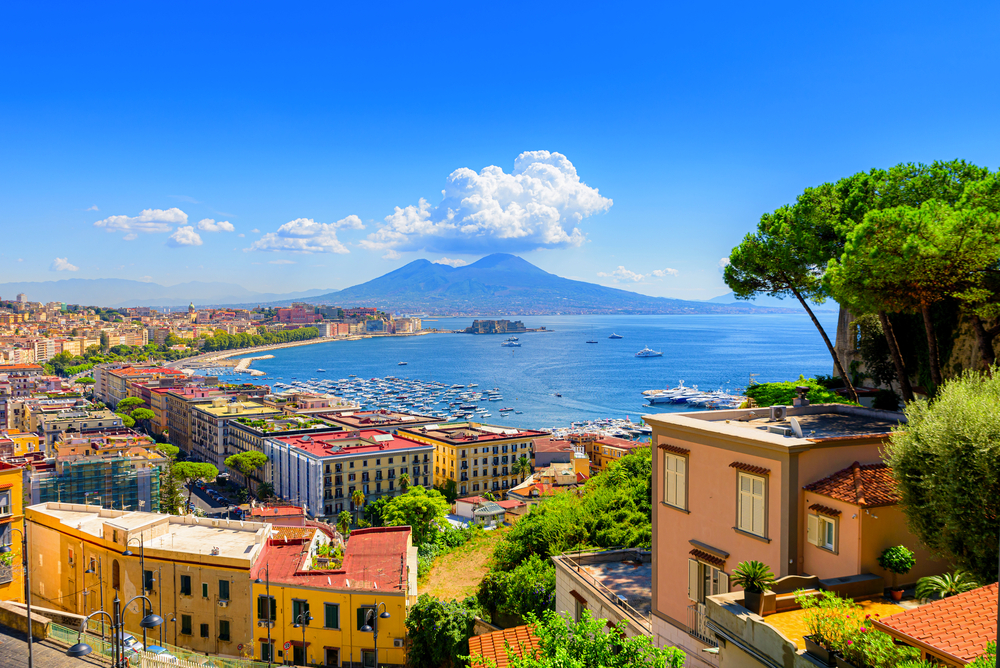 Blick auf den Golf von Neapel vom Posillipo-Hügel mit dem Vesuv im Hintergrund