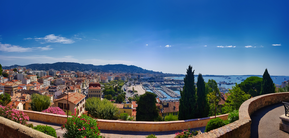 Panoramablick von oben auf Cannes