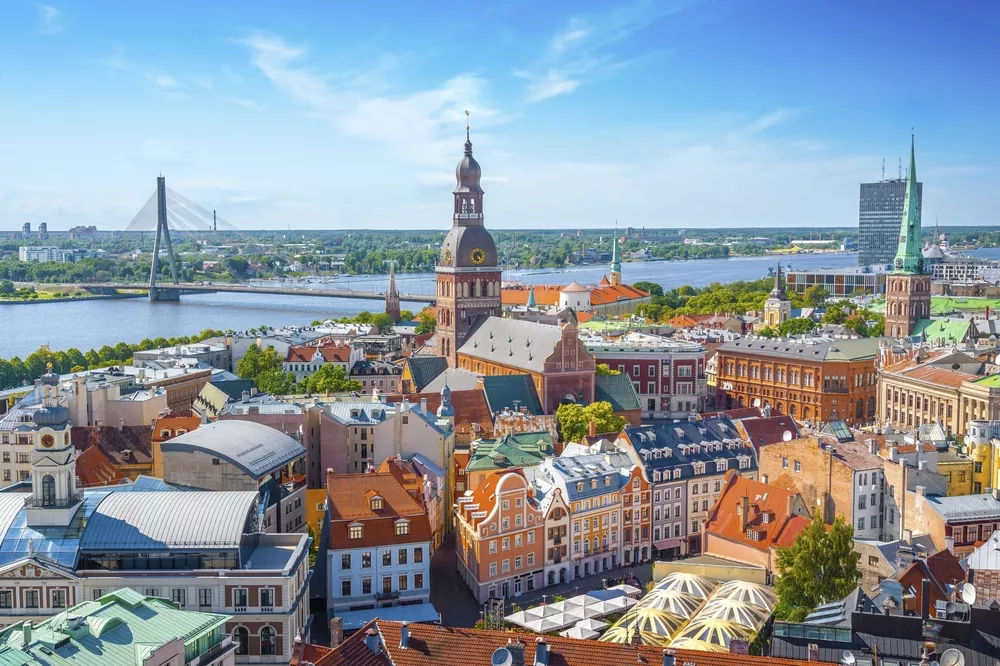 Blick vom Turm der St. Peters Kirche auf die Kathedrale von Riga und Dächer der alten Häuser in der Altstadt von Riga, Lettland.