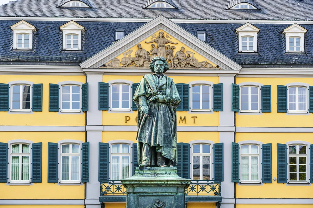 Statue von Beethoven vor dem Beethoven Haus in Bonn