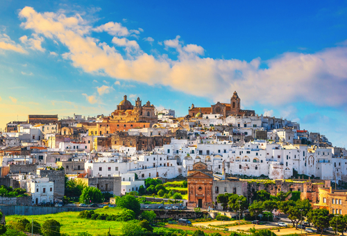Skyline der weißen Stadt Ostuni bei Sonnenuntergang