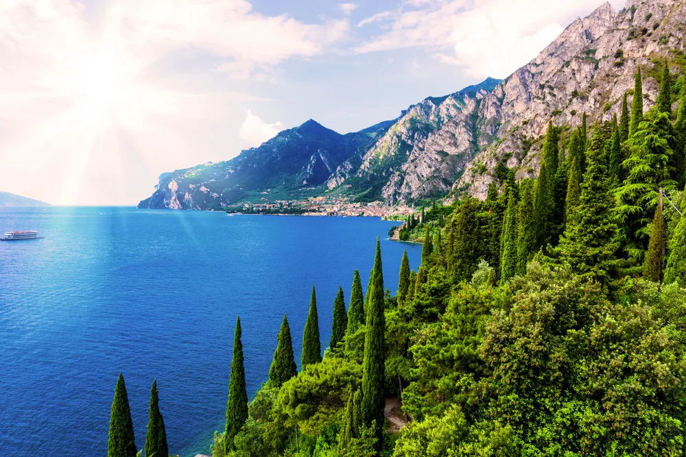 Blick auf Bardolino am Gardasee in der Region Venetien, Italien