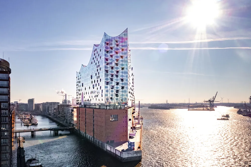 Außenansicht der Elbphilharmonie in Hamburg bei Sonnenschein