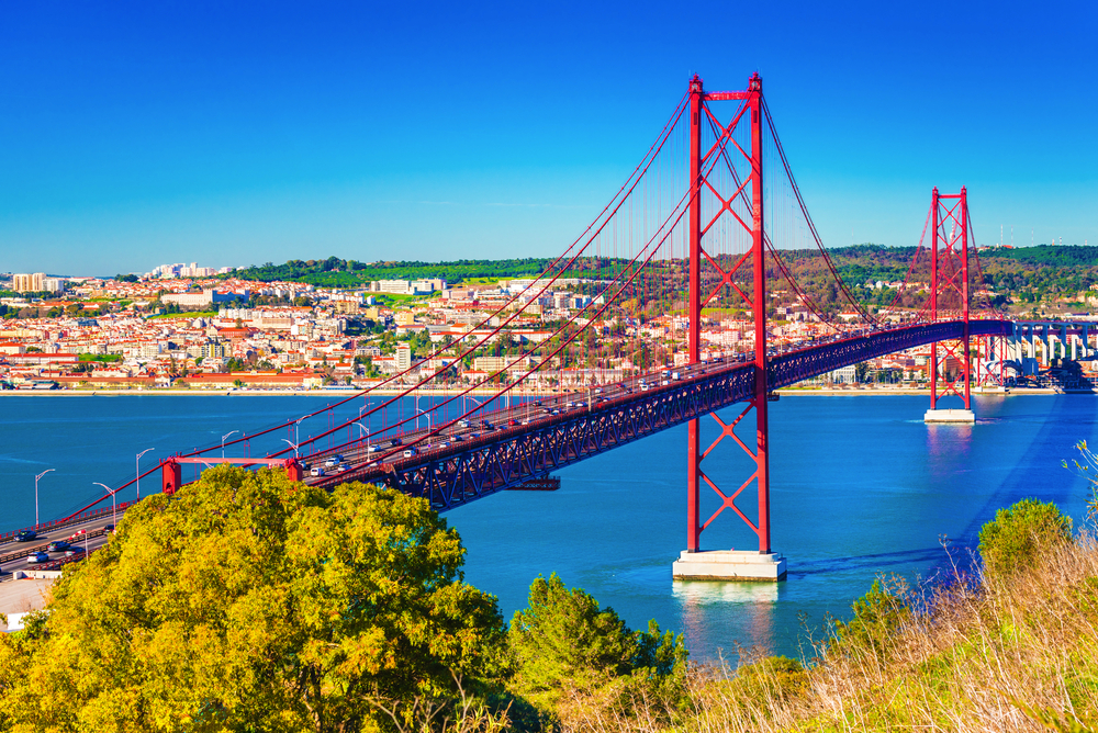 Blick von Almada auf die Ponte 25 de Abril - Brücke in Lissabon, Portugal