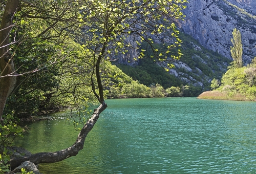 Blick auf das türkise Wasser der Cetina