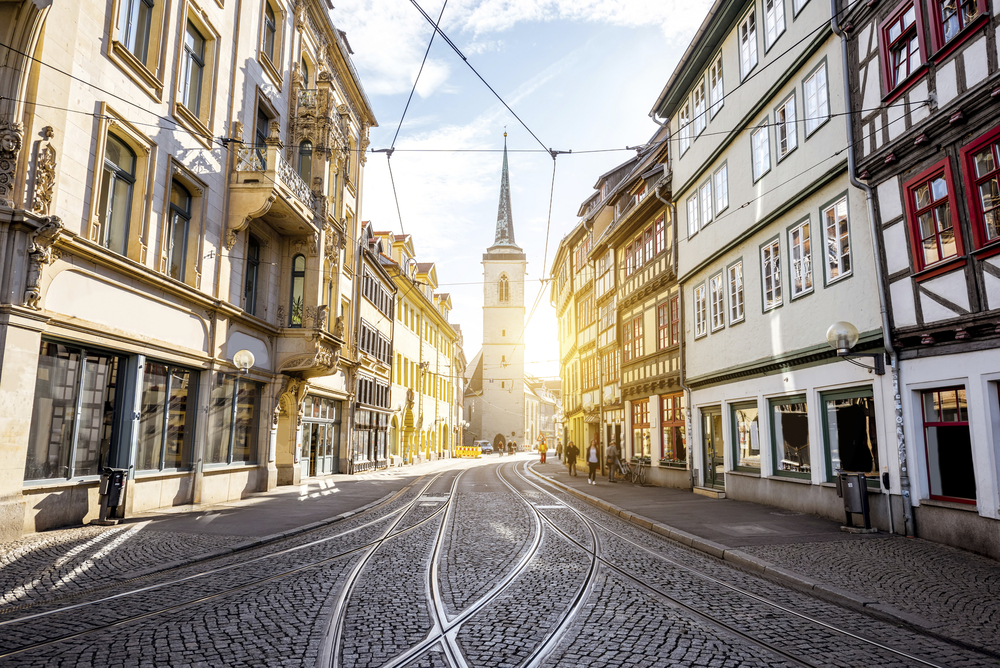 Straße in Erfurt bei Sonnenschein