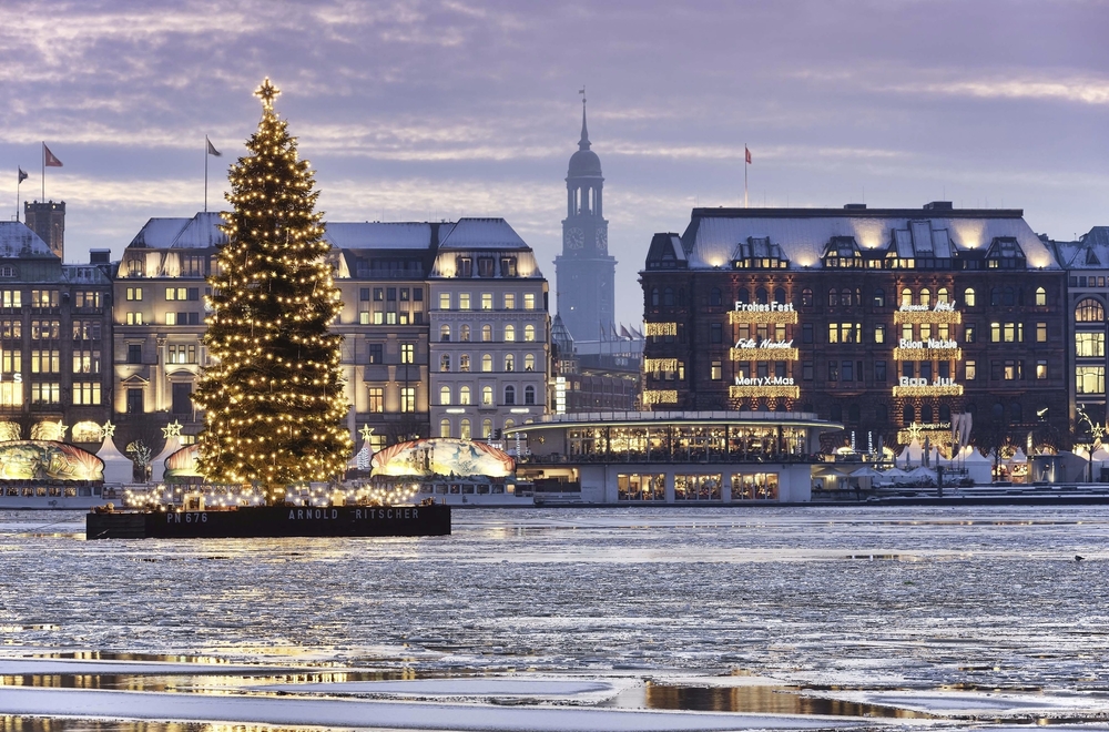 geschmückter Weihnachtbaum auf der Binnenalster