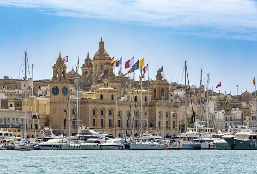 Mittelalterliches Malta: Die Skyline von Birgu und Vittoriosa, Malta, verfügt über ikonische Kirchen, historische Gebäude und enge Straßen in Malta.