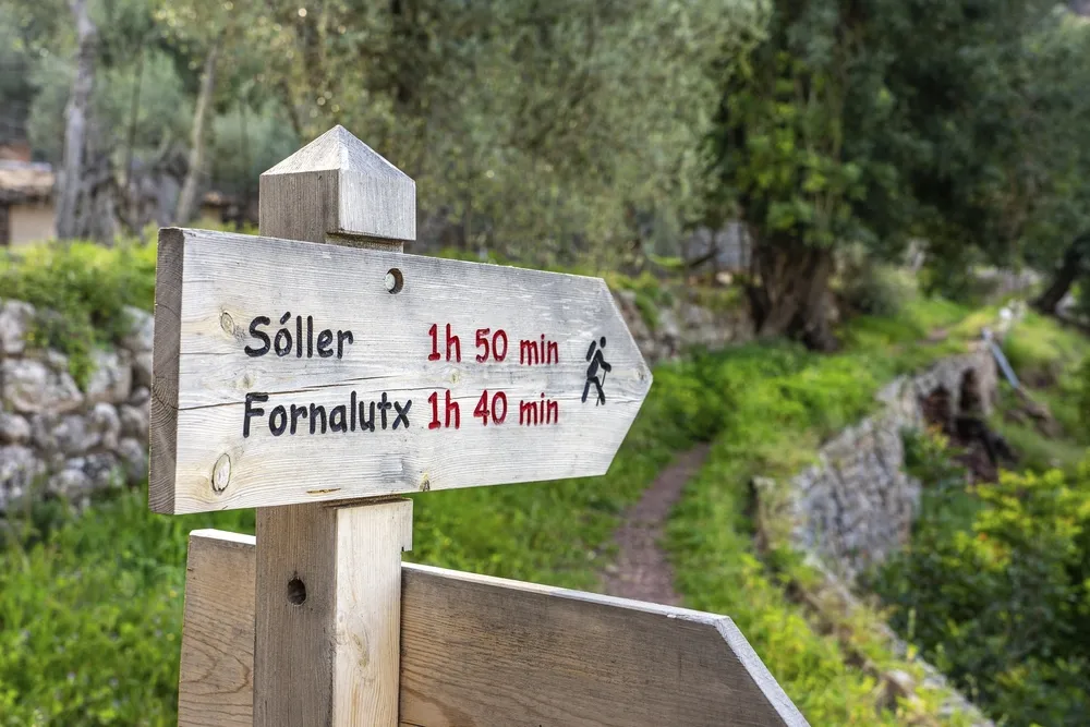 Wegweiser für einen Wanderweg auf Mallorca
