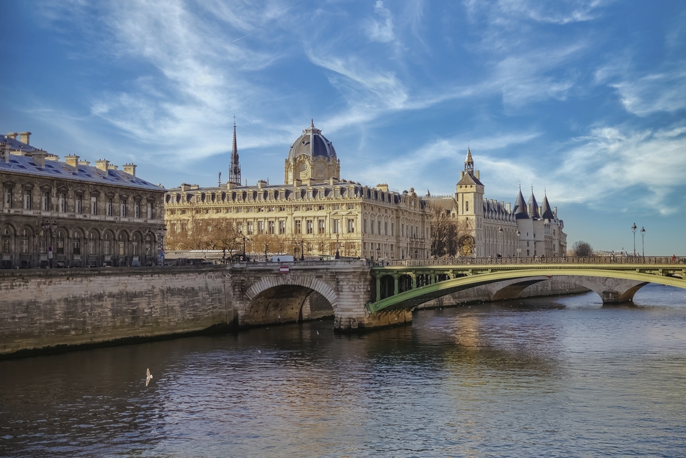 Paris, die Brücke Notre-Dame und die Conciergerie auf der Île de la Cité