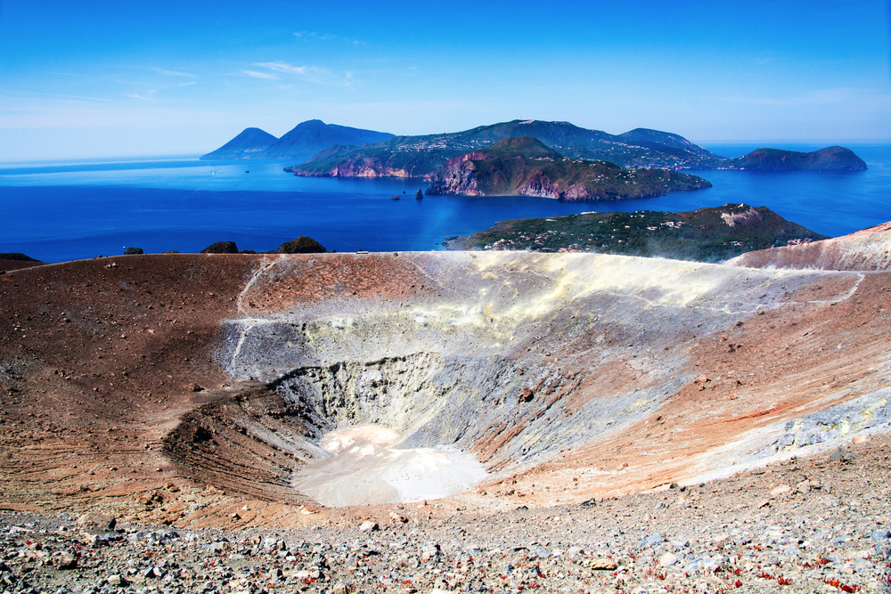 Vulkankrater und Blick über Lipari und Salina