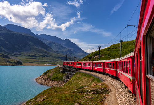 Rhätische Bahn am Lago Bianco und Berninapass im Kanton Graubünden, Schweiz