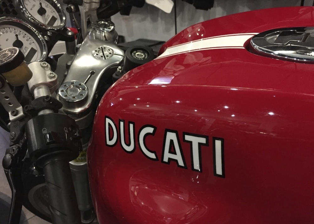 rotes Motorrad von Ducati