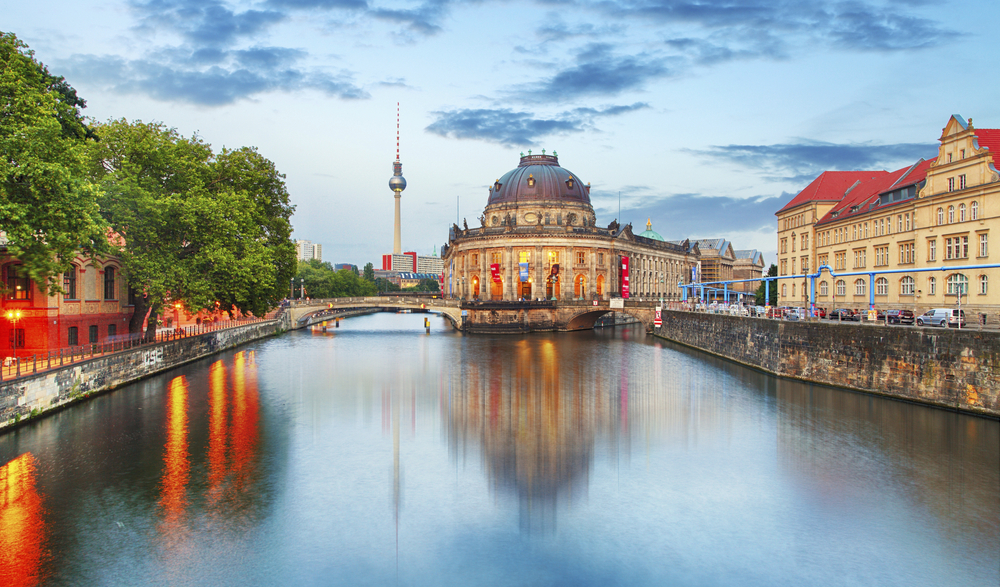 Blick auf die Museumsinsel in Berlin über der Spree
