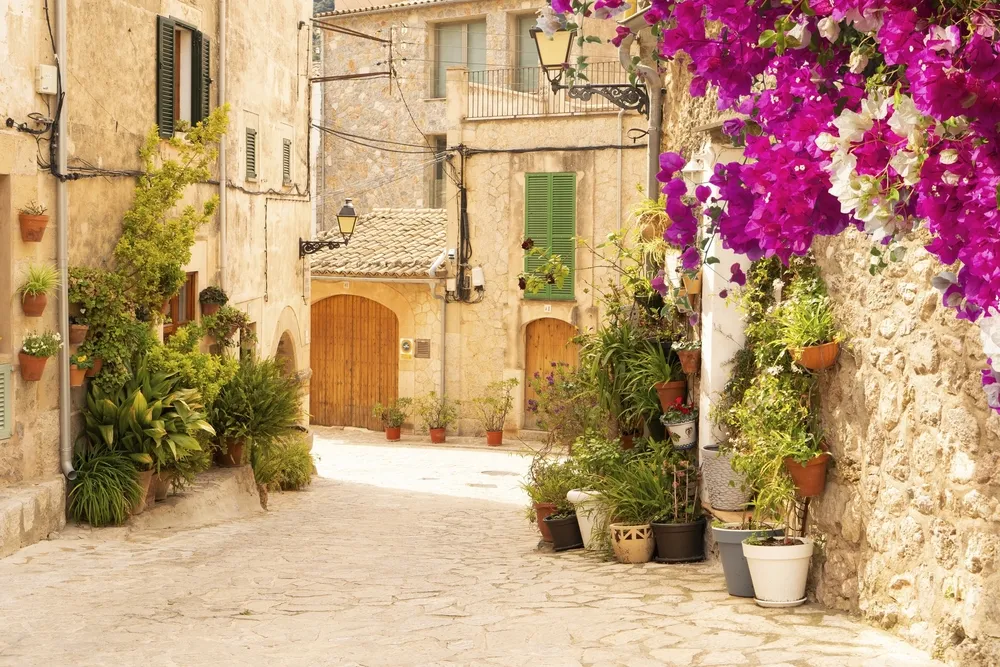 Straße in der Altstadt von Valdemossa mit traditionellen Blumentöpfen, Mallorca, Spanien, Balearen